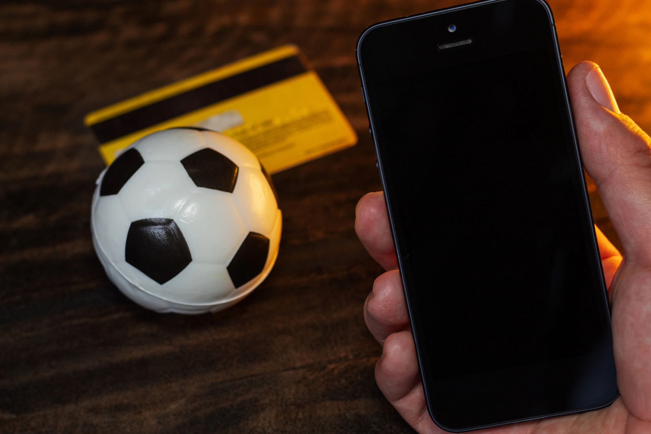 Smartphone and bank card on a table, representing deposits and withdrawals